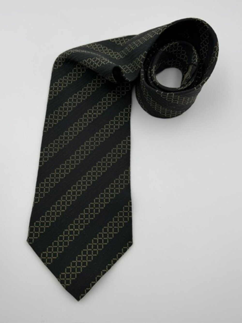 Giorgio Armani Cravatte Vintage Italian Tie Classic Pattern and Styling